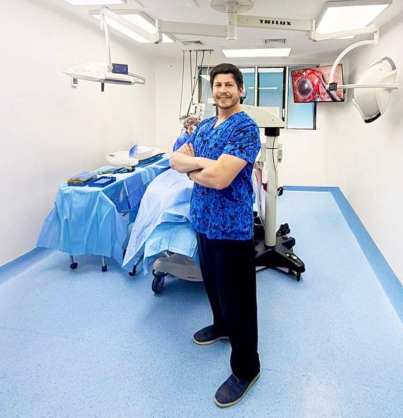 Dr. Yuhasz en su pabellón de cirugía